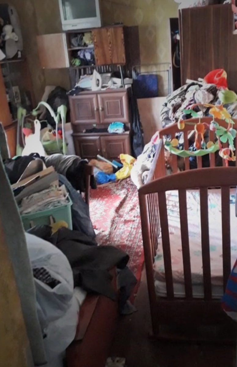    Из квартиры вынесли 40 мешков мусора. Фото: скриншот программы "Мужское/Женское"