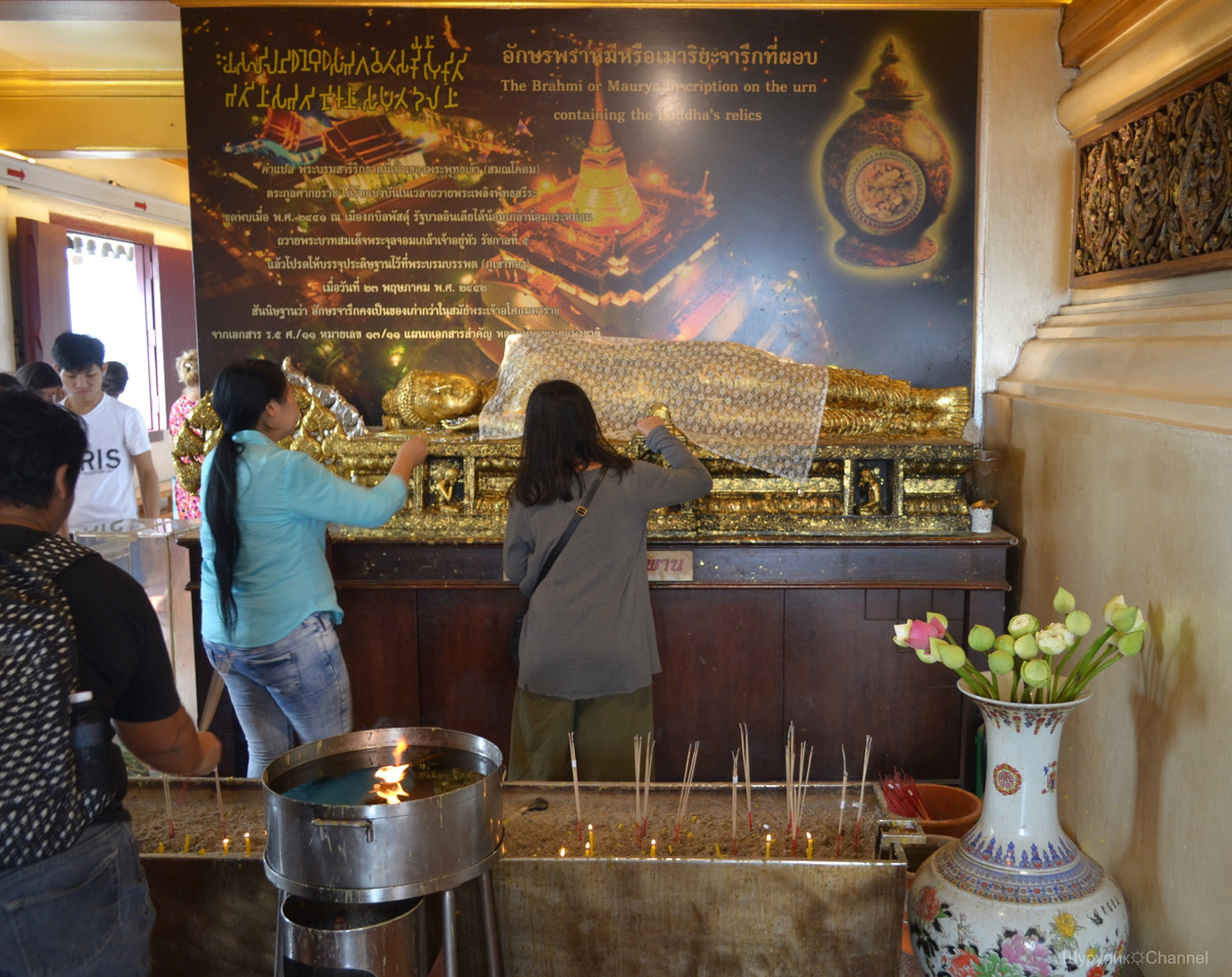 Золотые листочки (квадратики сусального золота) — атрибут буддийских храмов Таиланда. 