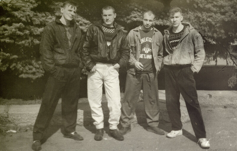 На фото парни из 90х гг прошлого века. Моднявые красафффчики!)) Несколько раз встречала подобные фото в мужских анкетах на СЗ, на вопрос "а есть изображение посвежее?" отвечали "я практически не изменился", "не люблю фотографироваться" или "давайте встретимся, сами увидите".