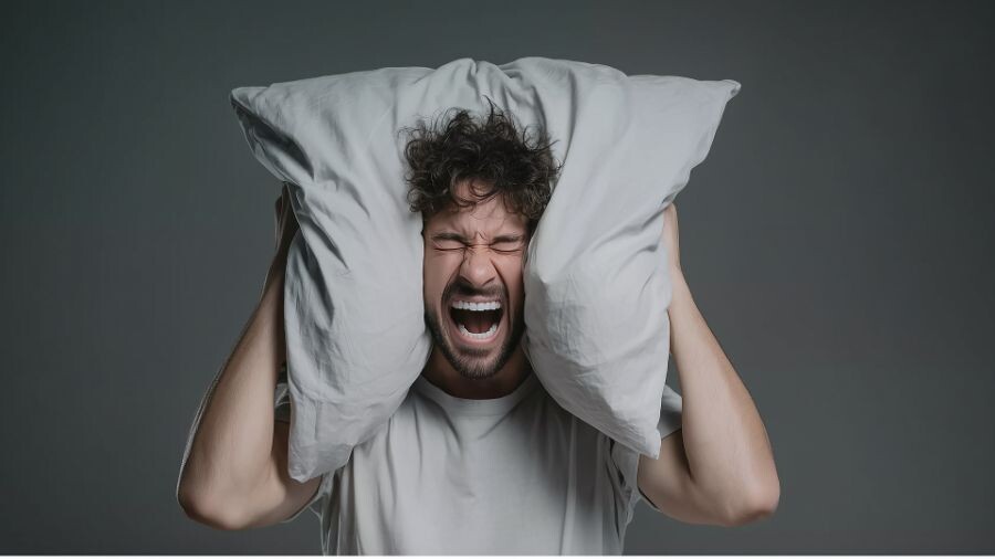 Головная боль при внутричерепной гипертензии быть периодической, но постепенно может перерасти в постоянную и интенсивную