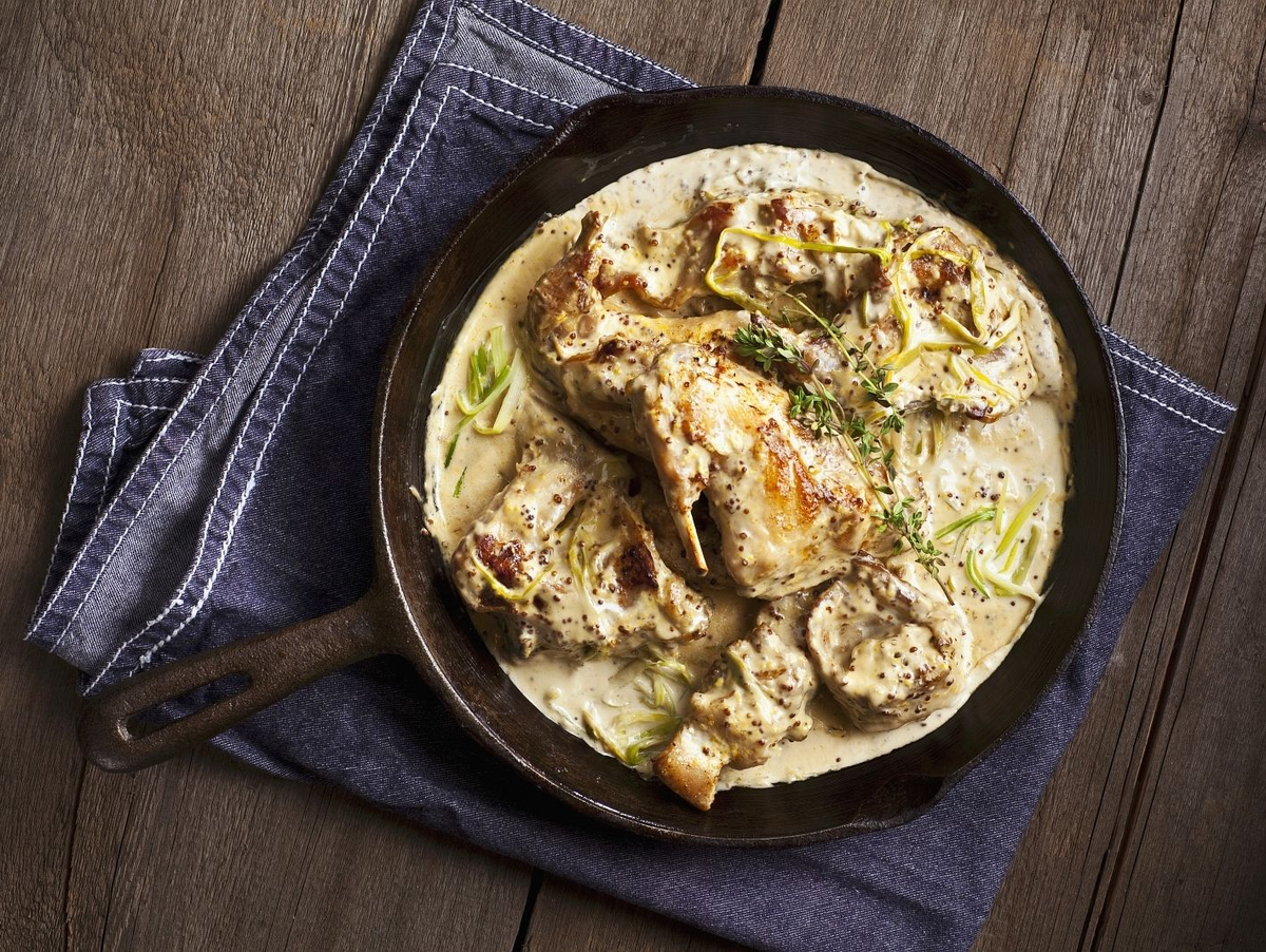 Кролик в сметане