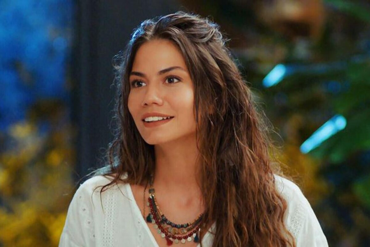    Демет Оздемир, исполнительница роли Санем кадр из сериала