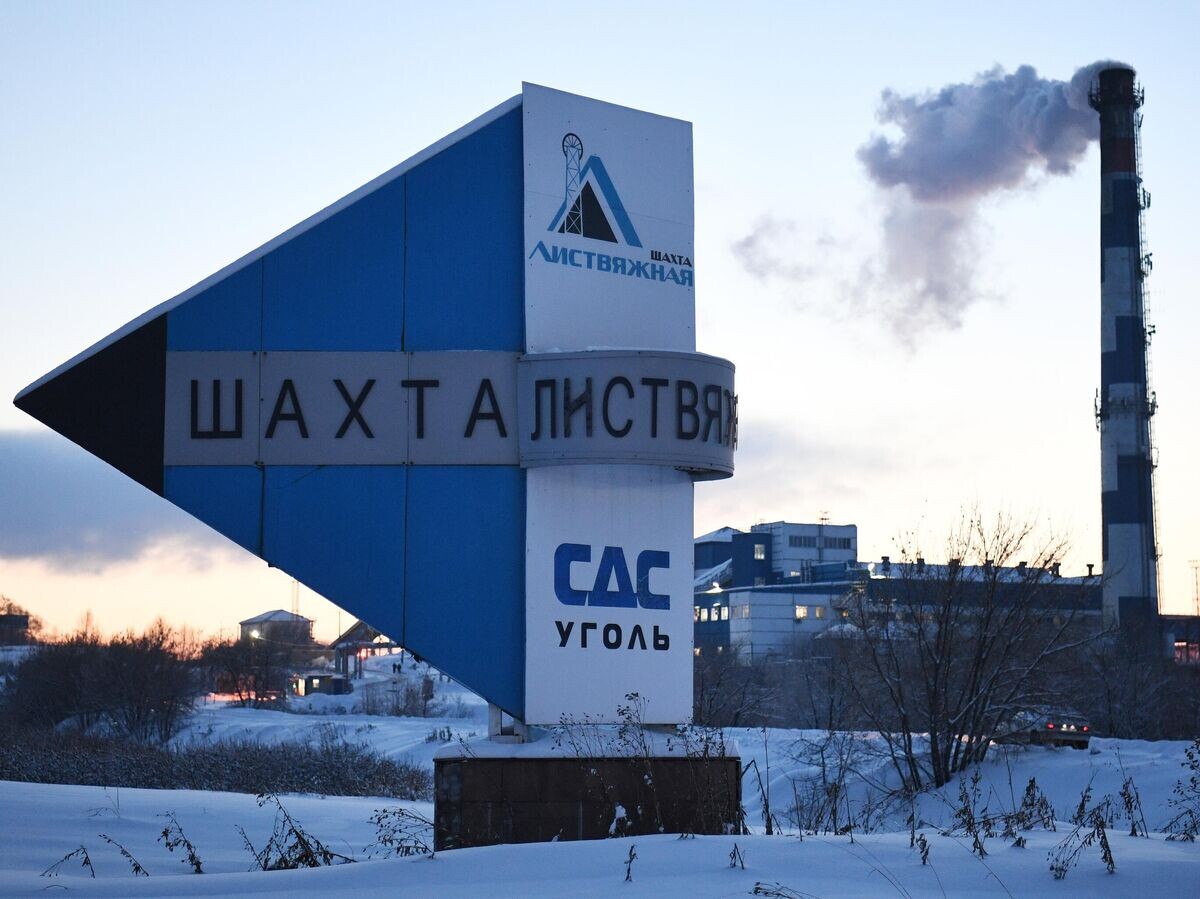    Указатель на шахту "Листвяжная" в городе Белово, где утром 25 ноября произошел пожар© РИА Новости / Александр Кряжев