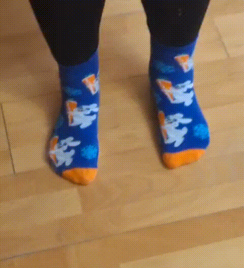 Танцы свои в смешных носках в телеграм-канале выкладываю (тут на правой ноге 70% нагрузки, основной упор и баланс всё равно держит левая нога)