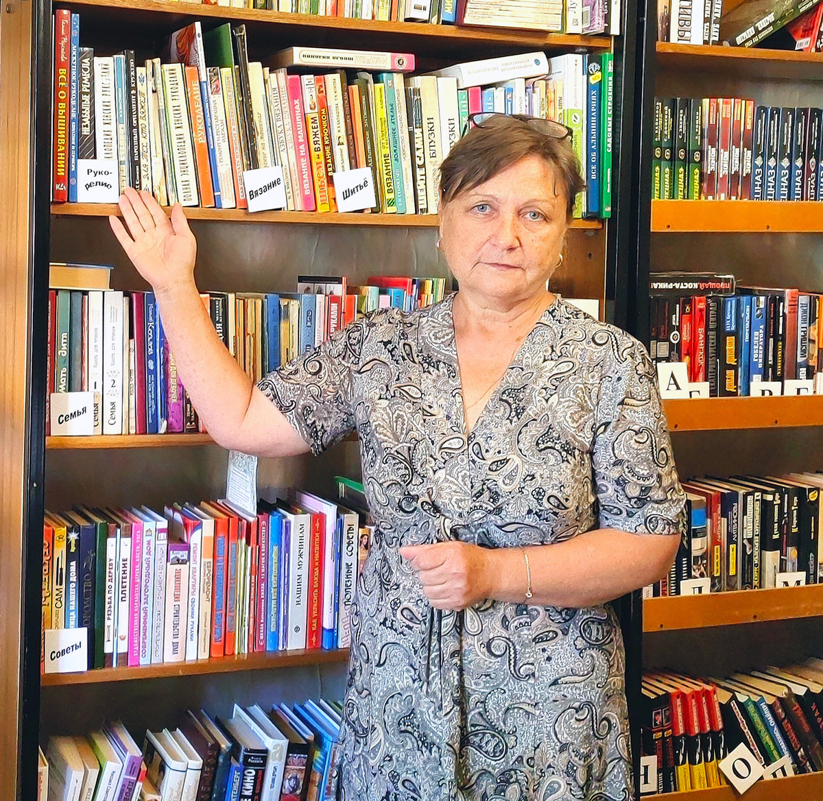 Заведующая библиотекой - филиалом № 5 Эльвира Мельникова в абонементе «Дамский мир». Фото автора.