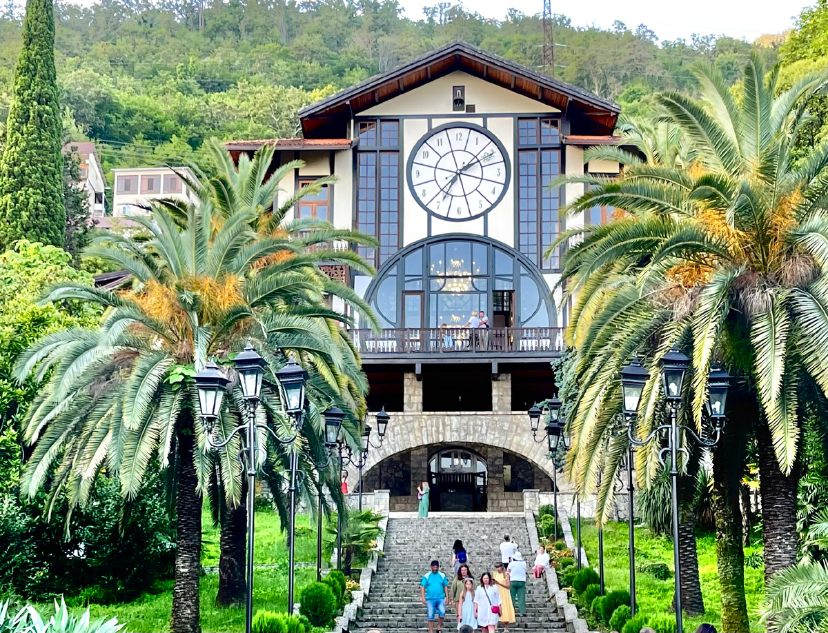 А себе то купил шикарную дачу в скандинавском стиле - нынешний ресторан Гагрипш.. Интересно, что вроде любимым дарили украшения, всякую женскую милоту, а тут - фруктовницу! Очень практично