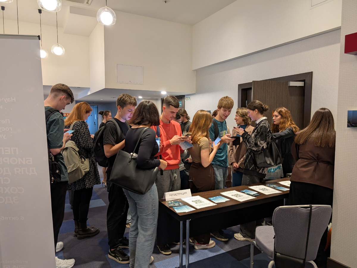Мероприятие привлекло большой интерес — вместо ожидаемых 50 участников зал вместил более сотни гостей.