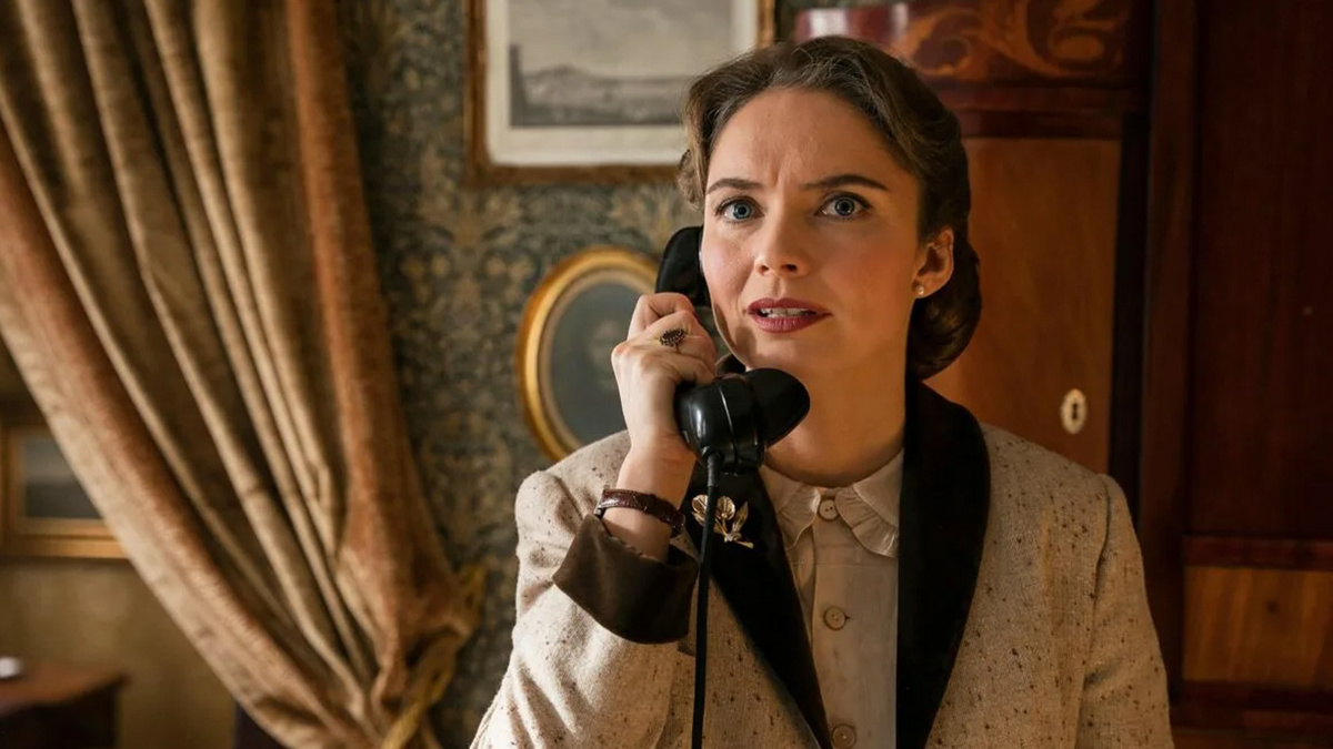 кадр из сериала "Приморский отель"