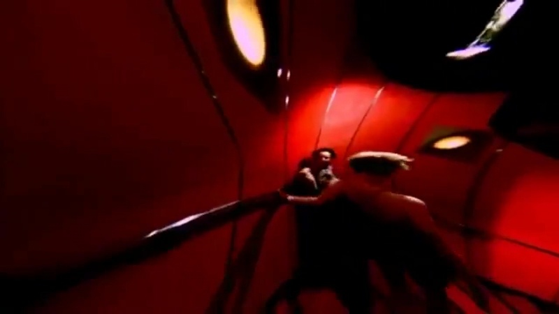 Кадр из музыкального клипа The Prodigy «Smack My Bitch Up» (реж. Юнас Окерлунд) используется в информационных целях для освещения культурного феномена эпохи. Права принадлежат правообладателям.