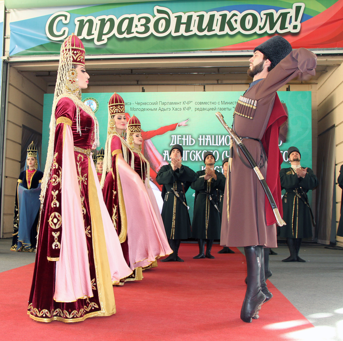 На сцене блистали танцоры государственного театра танца КЧР. Фото Мадины БОРАНУКОВОЙ.