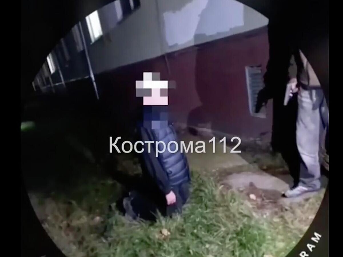    Кадр видео, на котором подростки заставляют сверстника извиняться, угрожая ему пистолетом© Кострома 112