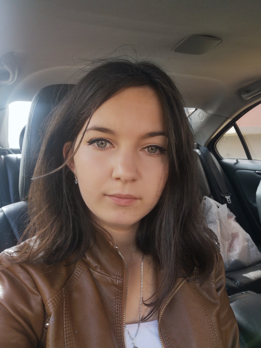 Можно подумать, что тут брекетов нет. Но они есть)