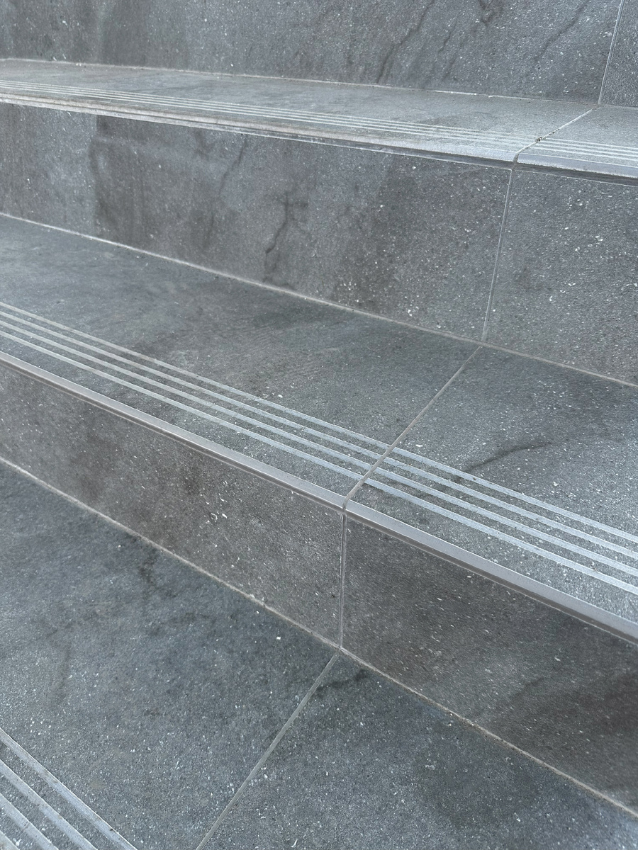 Ступени из керамогранита в процессе эксплуатации