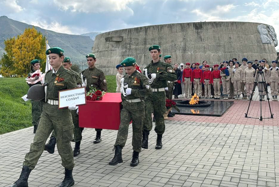 Под звуки траурного марша юнармейцы Поста № 1 несут оссуарий с останками погибших воинов. Фото Лейлы ЭБЗЕЕВОЙ.