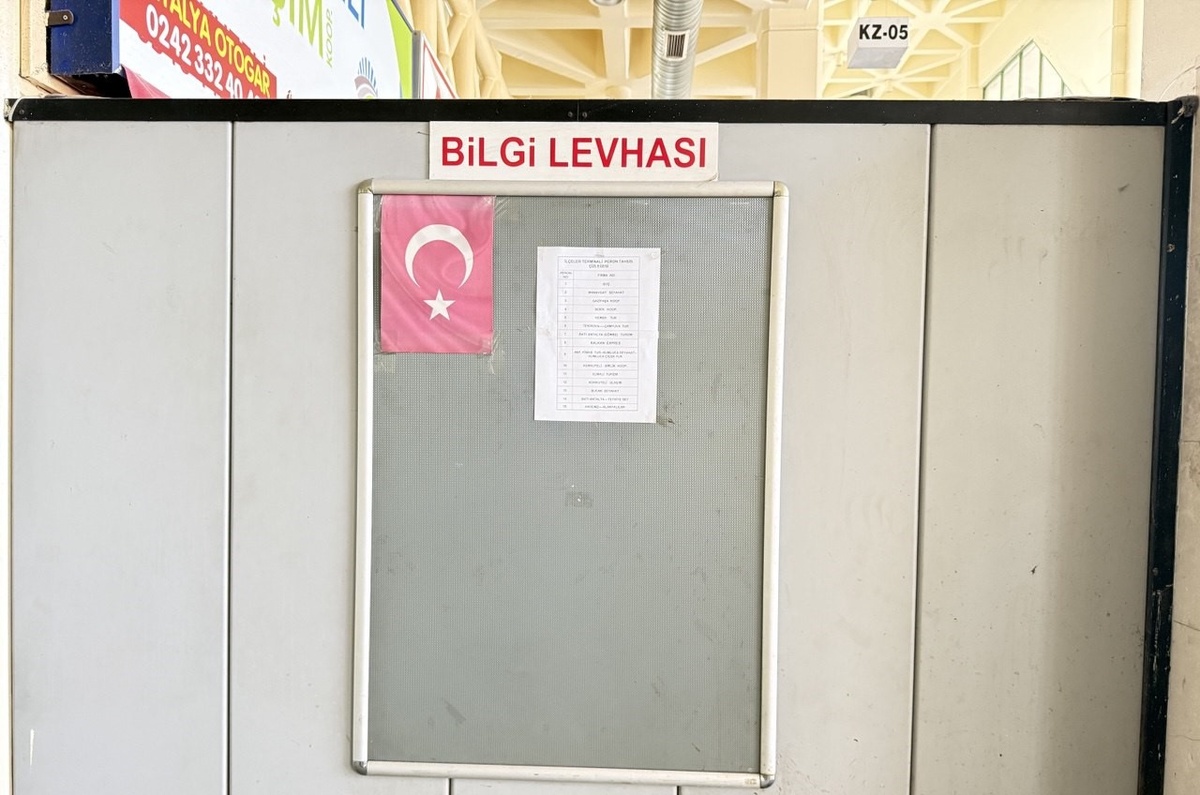 Информационное табло на автовокзале Анталии