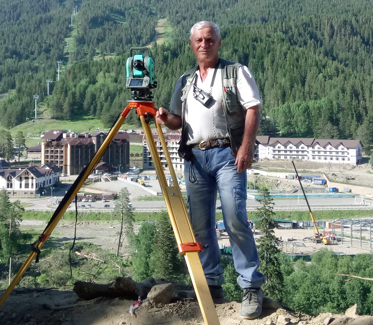 Юрий Дербишев проводит разбивку здания в Романтике