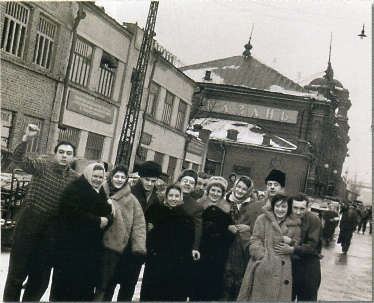 1962.02.18 Актеры Моск театра миниатюр по пути на гастроли в Свердловск. Все в шубах, и только горячие парни В. Высоцкий и З. Высоковский выскочили откуда-то без верхней одежды.