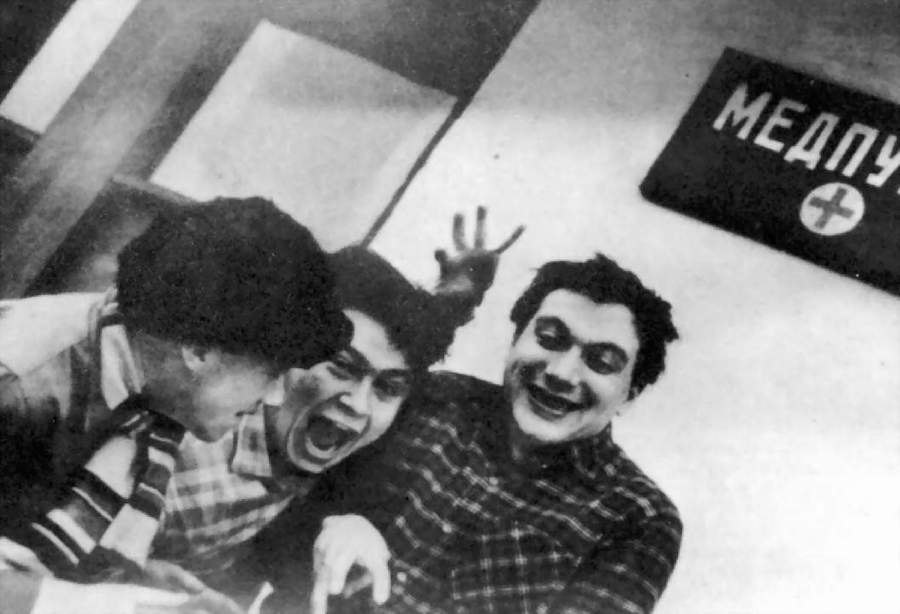 18.02.1962 - Казань, ж/д вокзал. Слева направо: В.Высоцкий, А. Кузнецов, З. Высоковский. Театр Миниатюр проездом в Свердловск на гастроли.