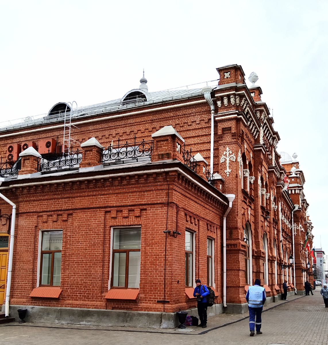 Вот, кажется, тот же ракурс. Только поближе. Какой-то пассажир остановился перекурить не вовремя. Смотрел с явным неодобрением на туристку.