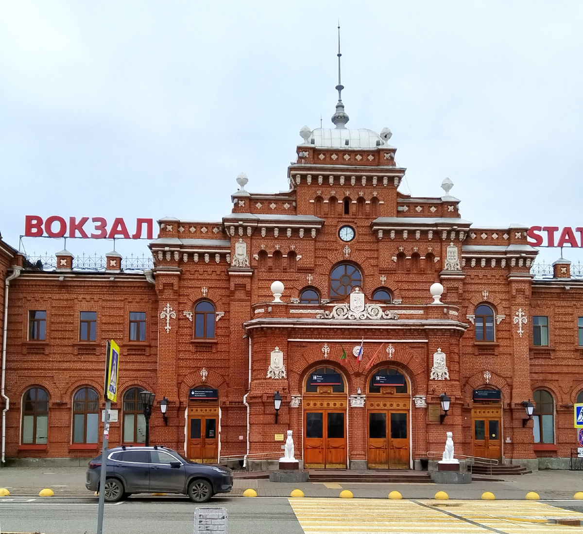 Вход охраняют ак барсы, естественно.