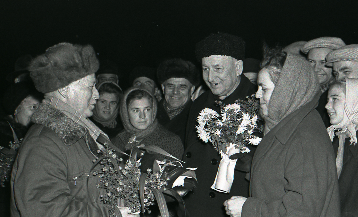 Вешенцы встречают М.А. Шолохова на границе с Кашарским районом, после присуждения ему Нобелевской премии. 1965г.
