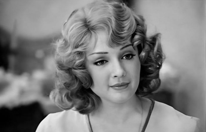 "Хотелось большего".Актриса, покорившая Гайдая,ушла из кино в 29 лет и сбежала в США: Как живет Софочка из «Не может быть!»