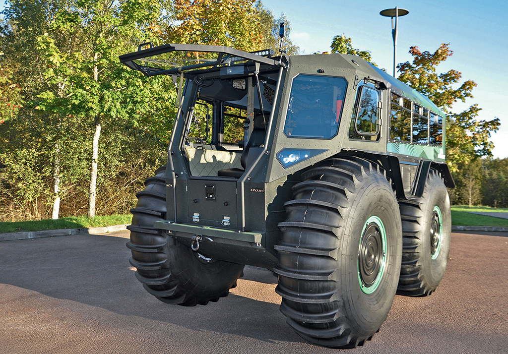 Дополнительные топливные канистры емкостью 55 л крепятся по центру каждого колеса.