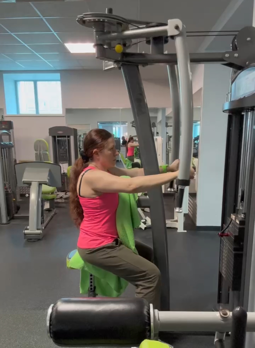 В этом тренажере сидение регулируется НЕ для удобства, а в соответствии с расположением ваших плечевых суставов, иначе ваши плечи рано или поздно выйдут из строя. И да, вам при этом может быть совсем не удобно. А еще этот тренажер подходит людям с определенной длиной ключиц (далеко не всем). Но это только грамотные тренеры знают.