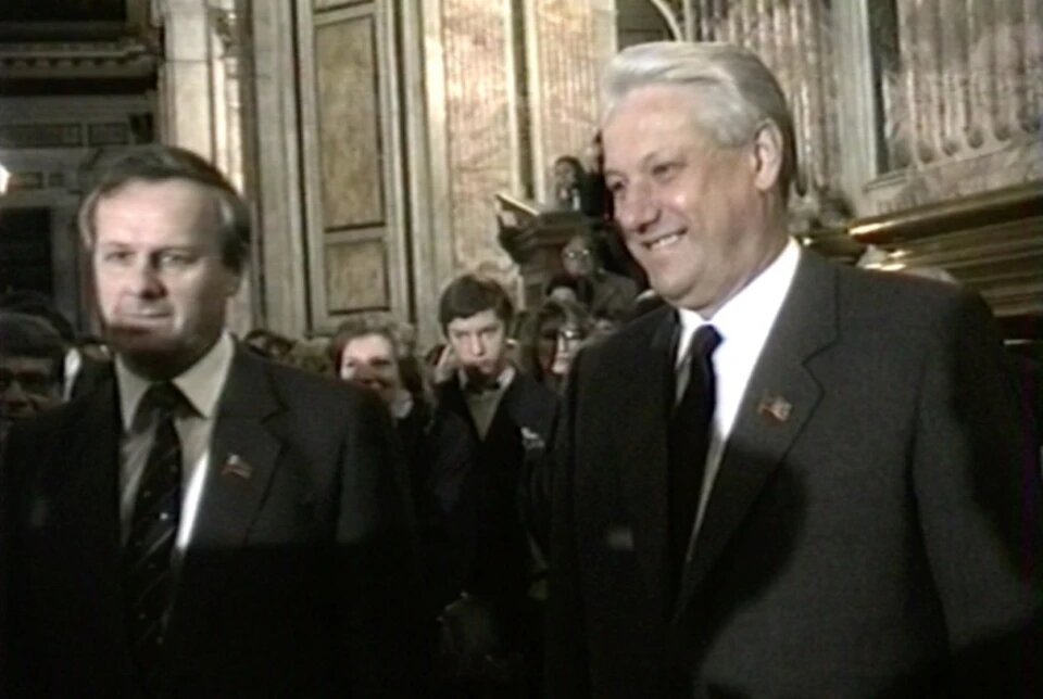 Ельцин впервые на службе в Исаакиевском соборе с Анатолием Собчаком. Фото: предоставлено Георгием Поротовым