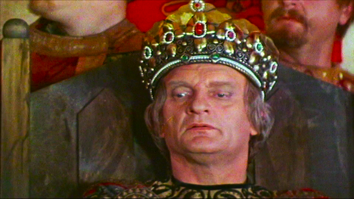 кинематографический образ принца Джона. Кадры из фильма «Баллада о доблестном рыцаре Айвенго» (1982 год; производство – СССР. Режиссёр – Сергей Сергеевич Тарасов. Автор сценария – Леонид Николаевич Нехорошев). В роли Джона (Иоанна) Безземельного – советский и литовский актёр Альгимантас Ионович Масюлис 