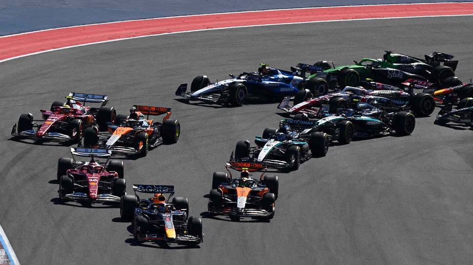 Авангард пелетона сразу после старта воскресной гонки.📷Фото: XPB Images