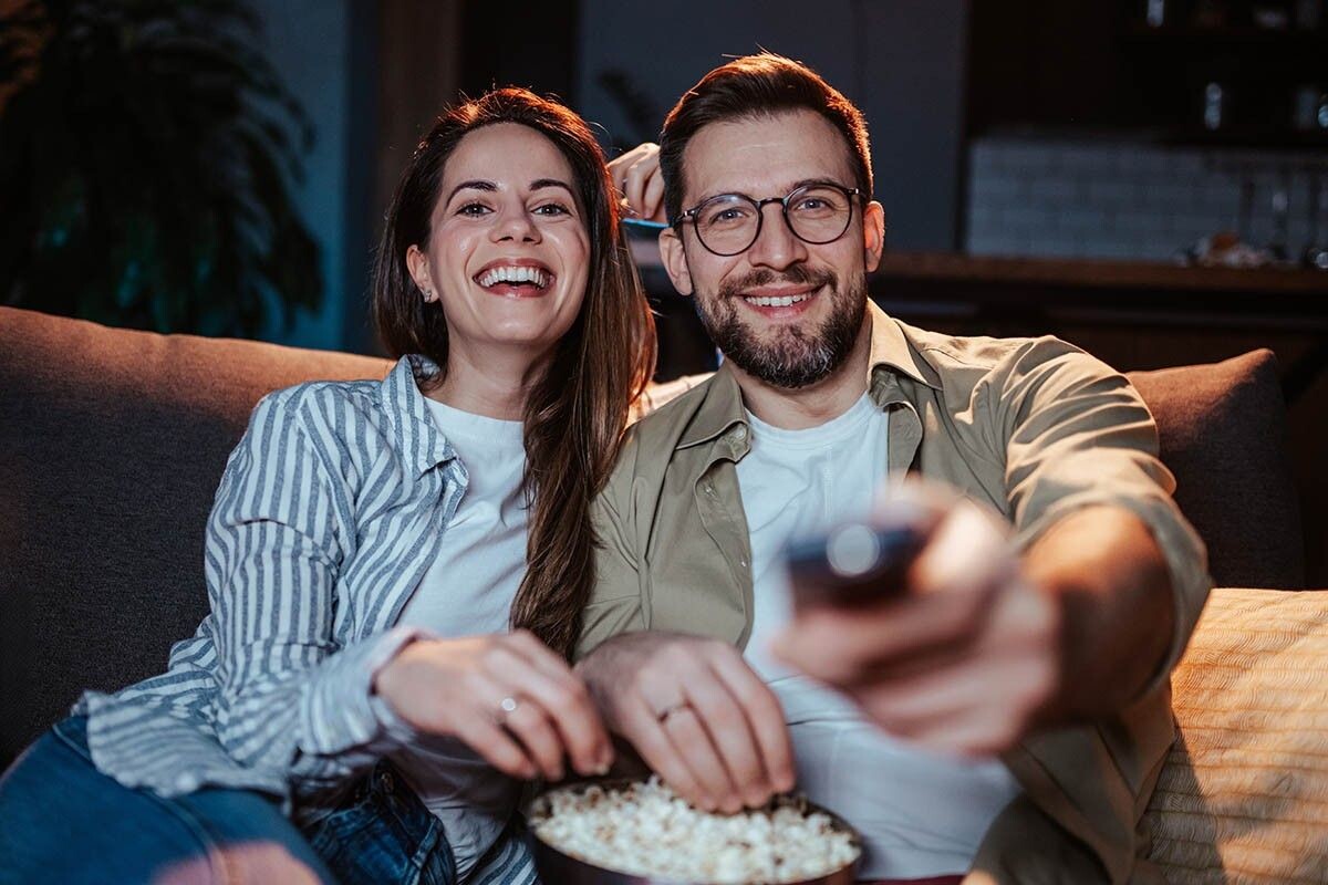 Через HDMI-кабель можно подключить к телевизору игровую или ТВ-приставку, компьютер или проектор. Источник: Zamrznuti tonovi / Shutterstock / FOTODOM📷
