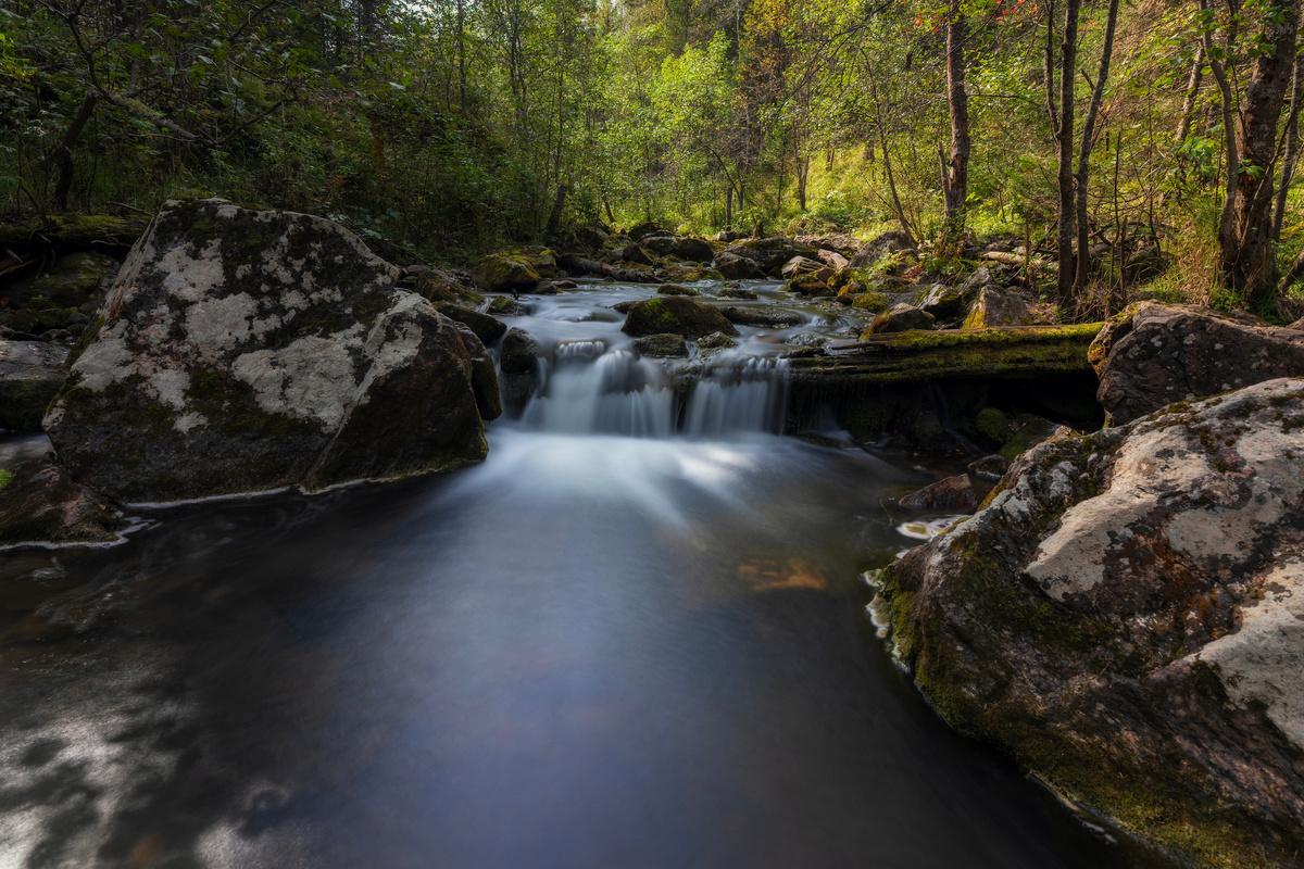 Пример: всего несколько секунд выдержки превратили рябь на воде в зеркальную гладь