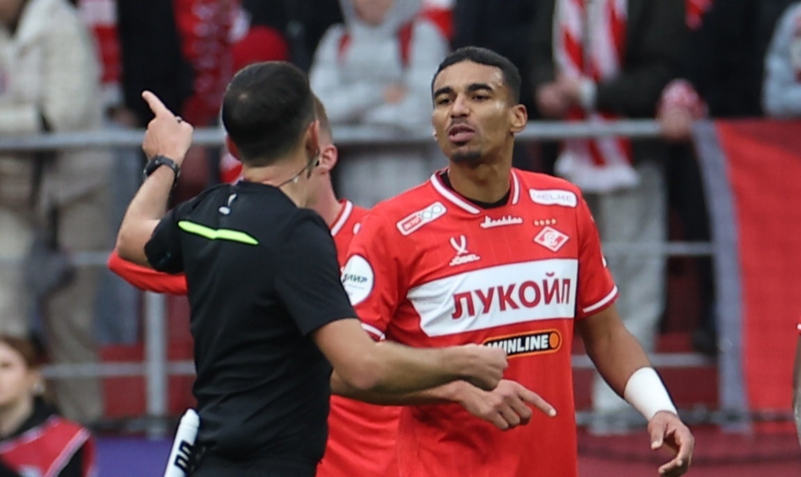    Защитник «Спартака» Александр Джику и судья Павел Кукуян.Александр Федоров