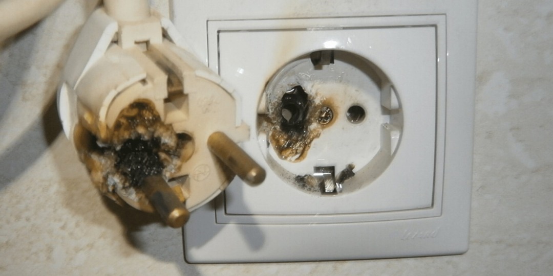 «Она сама сгорела!» — на самом деле нет. Рассказываю, почему розетки плавятся.