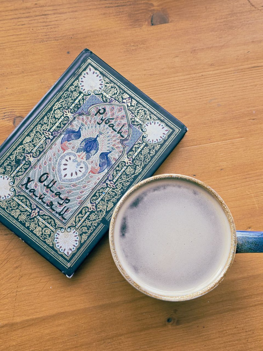 Востоке гадают на Рубаи — стихи Омара Хайяма, расшифровывая мудрость и послания в его стихах.