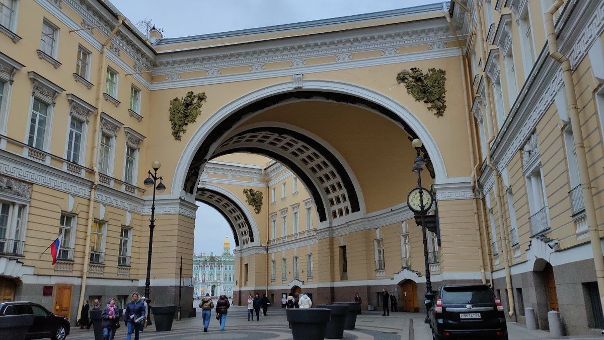 Фото автора. Проход к Дворцовой площади со стороны Невского проспекта