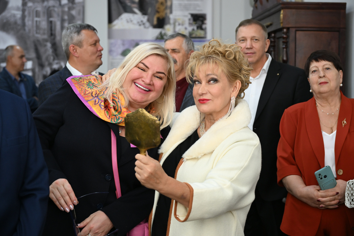 Музейно-выставочный центр города Назарово. Вместе с Ольгой Хохловой Наталья Горячева смотрится в зеркальце Марины Ладыниной. Фото Натальи Алексеевой