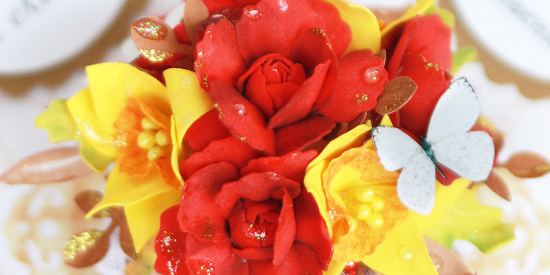 Соединила розочки, нарциссы и листики в осенней композиции, которая никогда не завянет. Собираю осенний букетик из фоамирана и бумаги