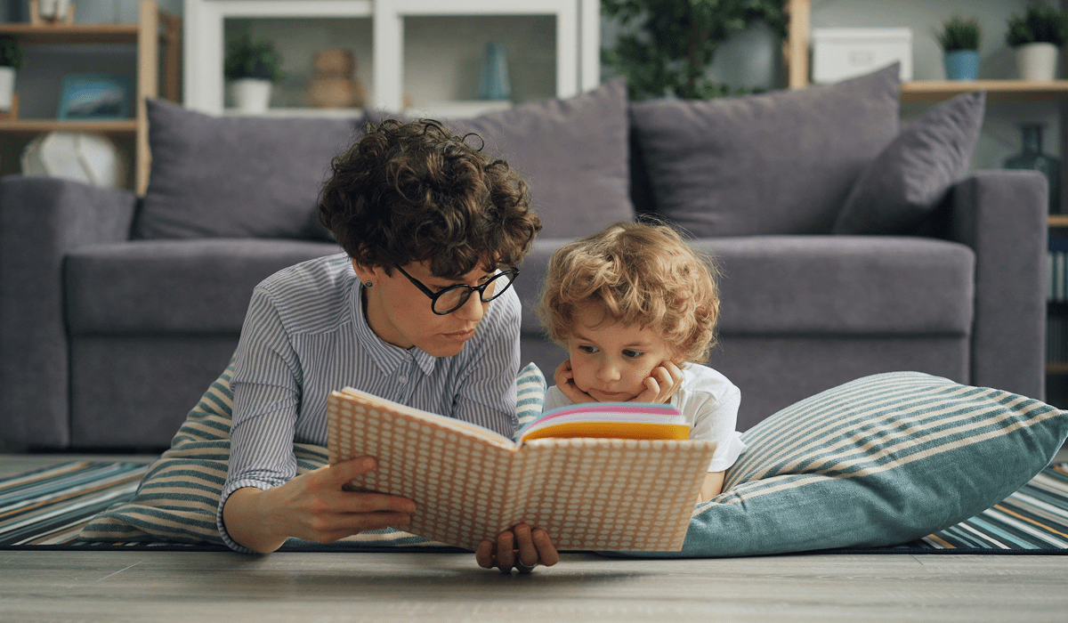 Когда помощь превращается в стресс: типичная сцена вечерних уроков.