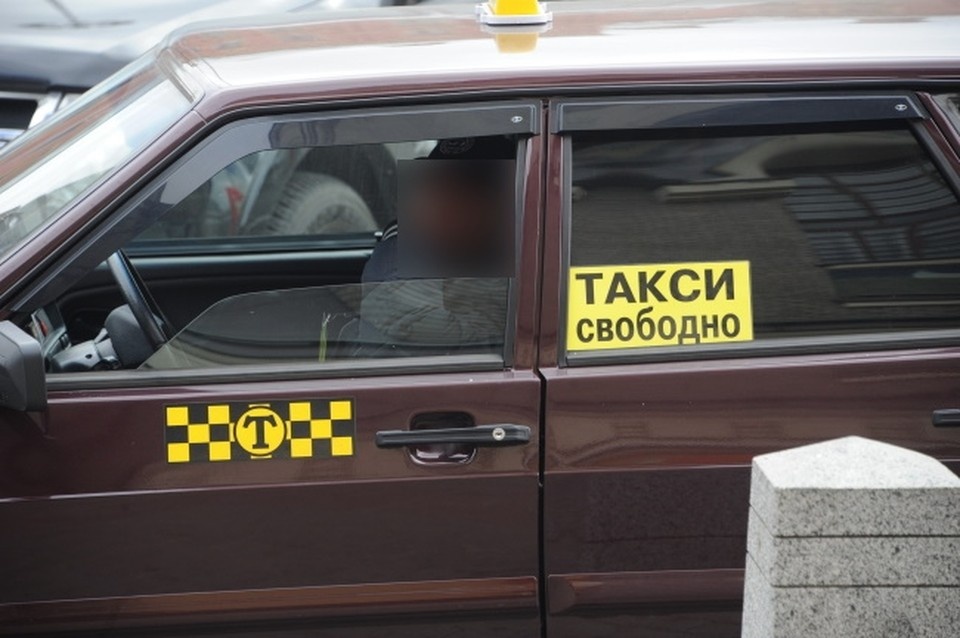 Таксист видел, как мужчина затащил женщину обратно во двор и в дом. Фото: Владимир Веленгурин. 