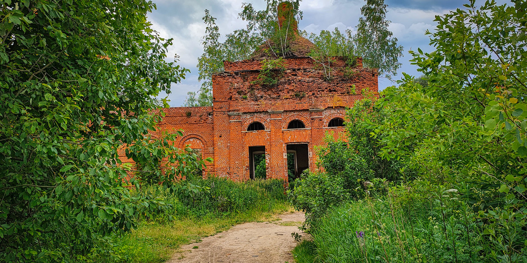 Развалины усадьбы Банино и Спасо-Преображенская церковь в Липках Тульской области