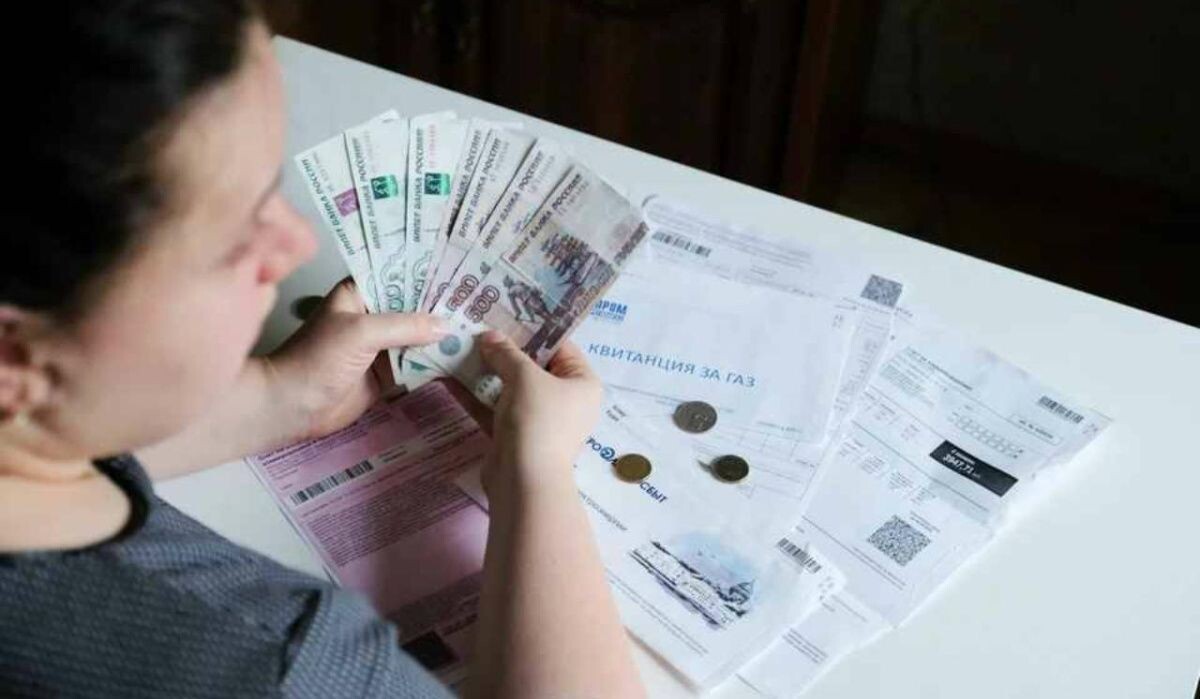     Женщина с деньгами и квитанциями по ЖКХ. Источник: spb.kp.ru Автор фото: Артем Килькин