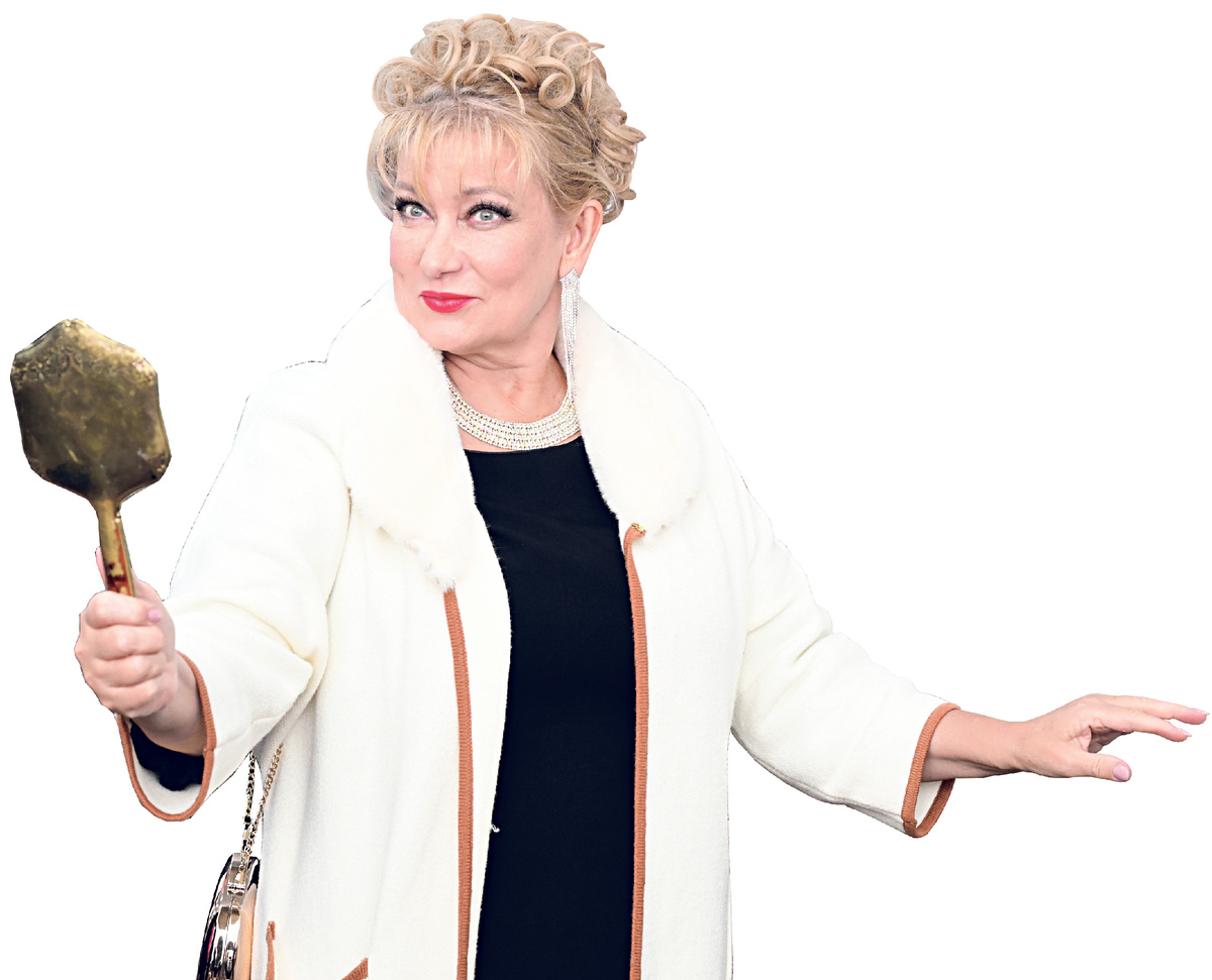 Ольга Хохлова смотрится в зекркальце Марины Ладыниной. Музейно-выставочный центр города Назарово. Фото Натальи Алексеевой