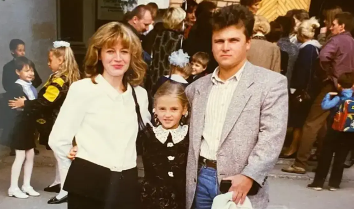 Анна Михайловская в детстве с родителями. Фото: соцсети