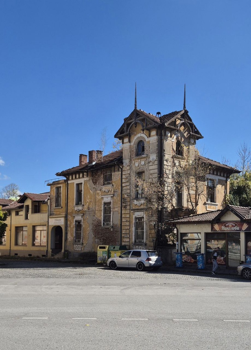 Гуляем рядом с вокзалом. Очередная (когда-то величественная) развалюшка.