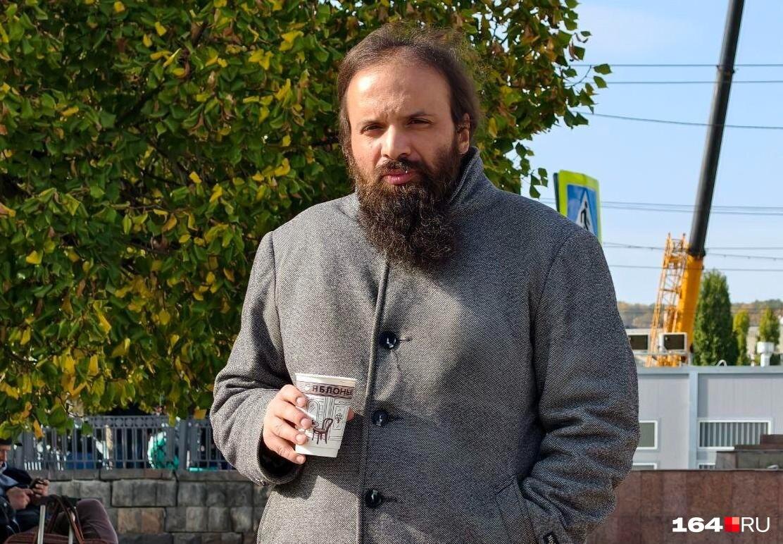 Бразилец Марсело Гранада переехал в Волгоград, но позже обосновался в соседнем Саратове, потому что город удобнее для передвижения и есть вечерние занятия по русскому для иностранцев. Здесь он живет и преподает онлайн португальский язык россиянам, переехавшим в Бразилию, фото:Антон Васильченко / 164.RU