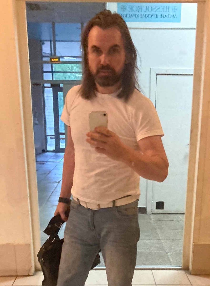 Белые: футболка, ремень, чехол на телефоне, обувь. Душа светлая? Возможно!