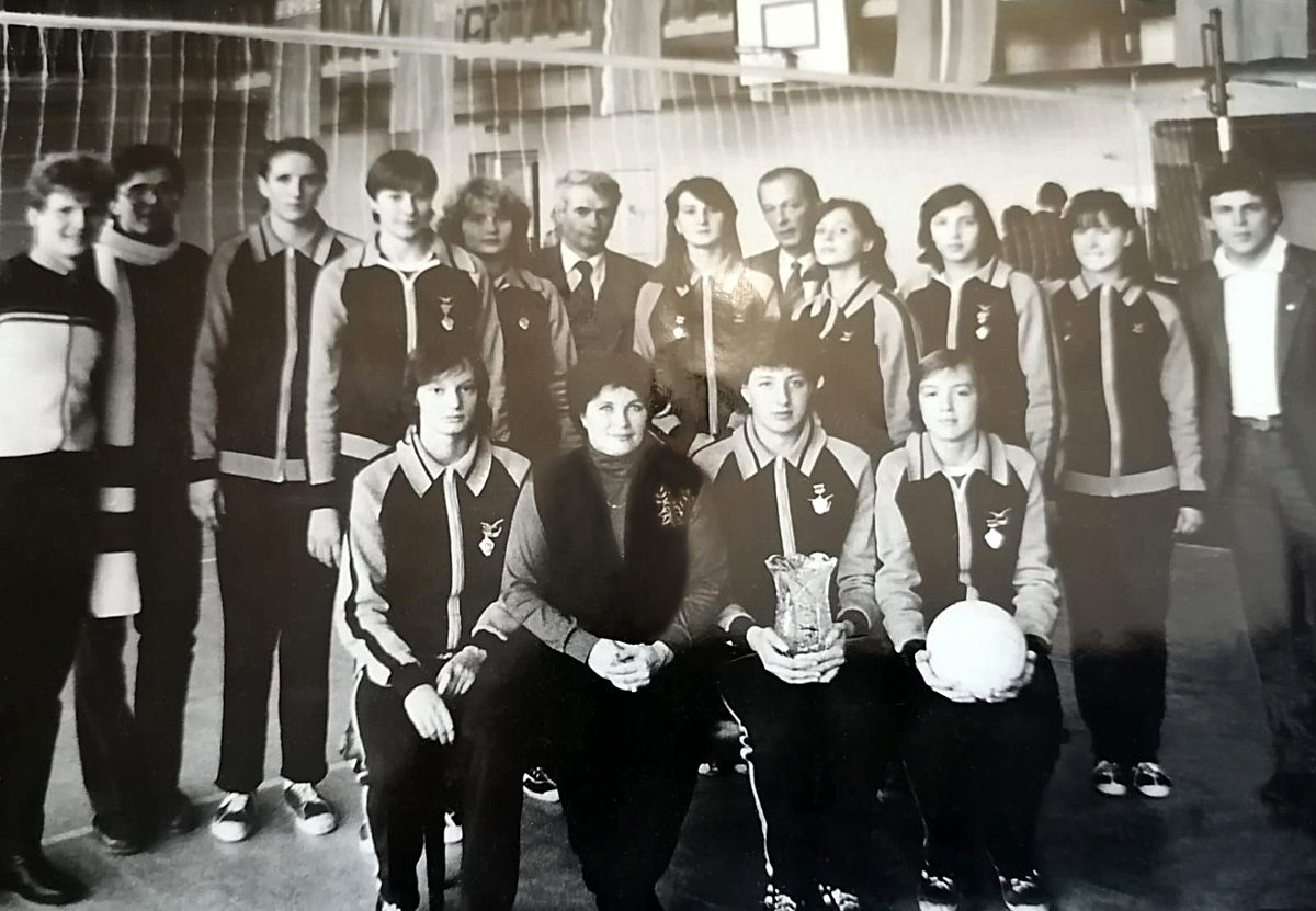 Волейбол. Сборная Ивановской области победитель IX Летней Спартакиаде народов РСФСР по волейболу среди женских команд. Омск. 20 октября 1985. На фотографии первый ряд сидят слева направо Светлана Скатерникова, Людмила Андреевна Тузова, Ирина Смирнова (Ильченко), Татьяна Прозорова. Второй ряд стоят слева направо: ???, ???, Ирина Федотова, Светлана Корытова, Елена Ляпина, Юрий Владимирович Шагурин, Елена Ткачева, Альберт Фёдорович Тропин, Ирина Шагурина, Людмила Гуркина, Лилия Фастова, ???.