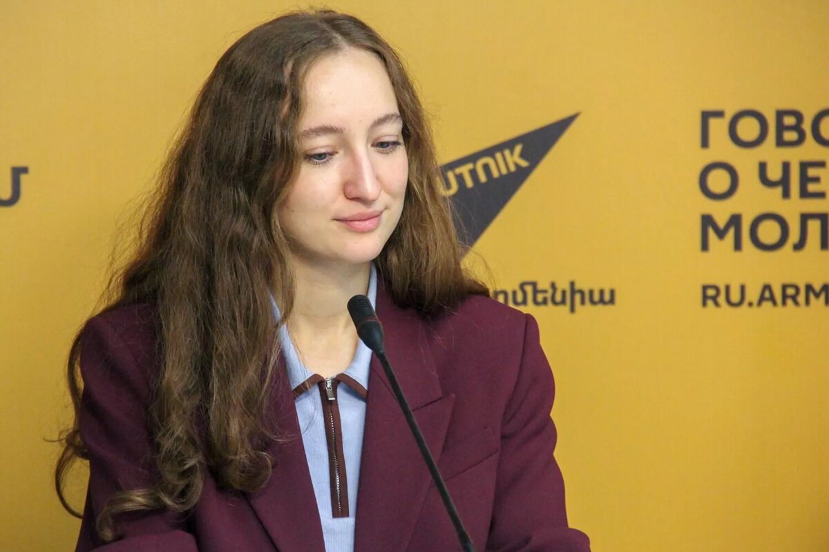 Главный специалист-эксперт представительства Россотрудничества в Армении Айгуль Шамсутдинова во время пресс-конференции (20 октября 2025). Еревaн © Sputnik